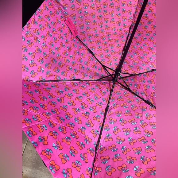 🍒🩷BETSEY JOHNSON Heart Cherries Automatic 42" Umbrella🩷🍒NWT - Picture 6 of 8